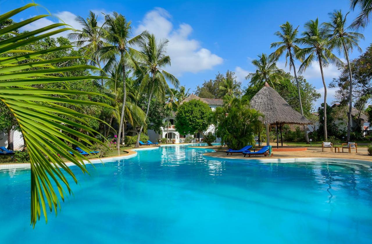 Diamonds Leisure Beach & Golf Resort Діані-Біч Екстер'єр фото The swimming pool at the hotel