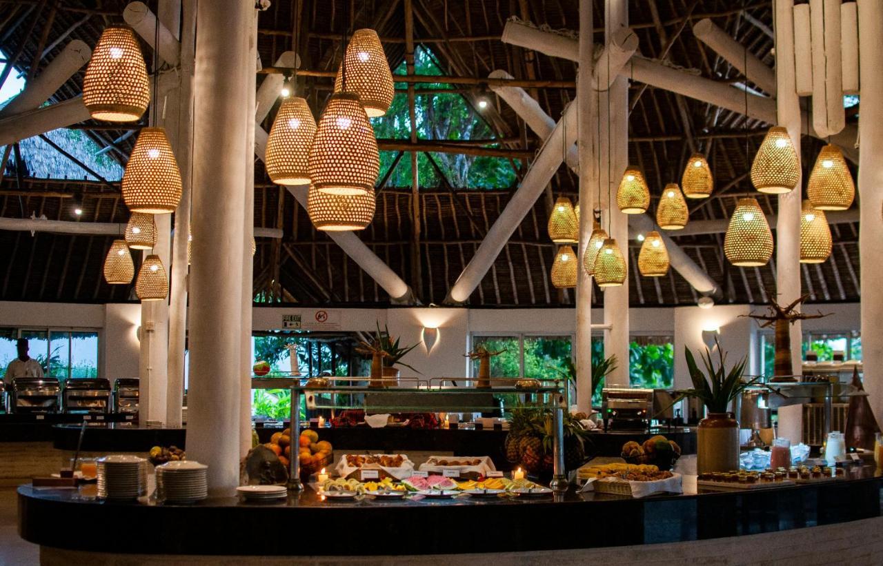 Diamonds Leisure Beach & Golf Resort Діані-Біч Екстер'єр фото The buffet at the resort