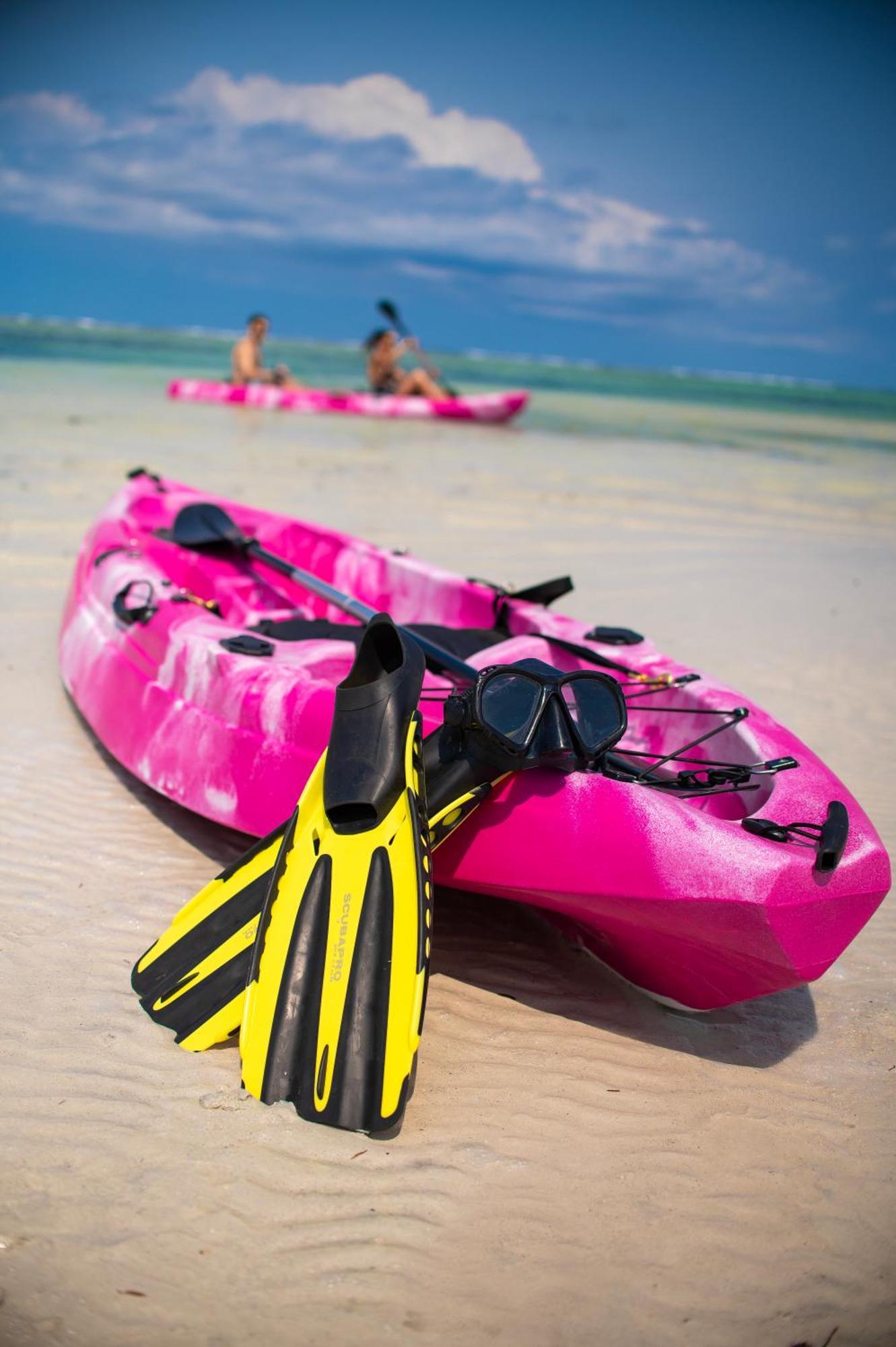 Diamonds Leisure Beach & Golf Resort Діані-Біч Екстер'єр фото A sit-on-top kayak with a pair of flippers