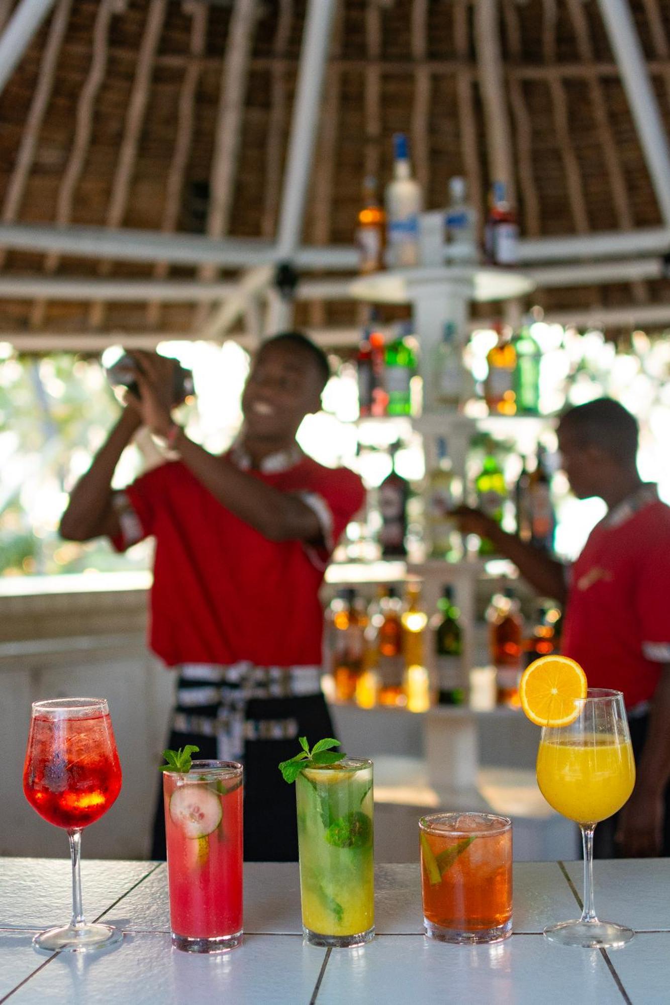 Diamonds Leisure Beach & Golf Resort Діані-Біч Екстер'єр фото Bartenders at work