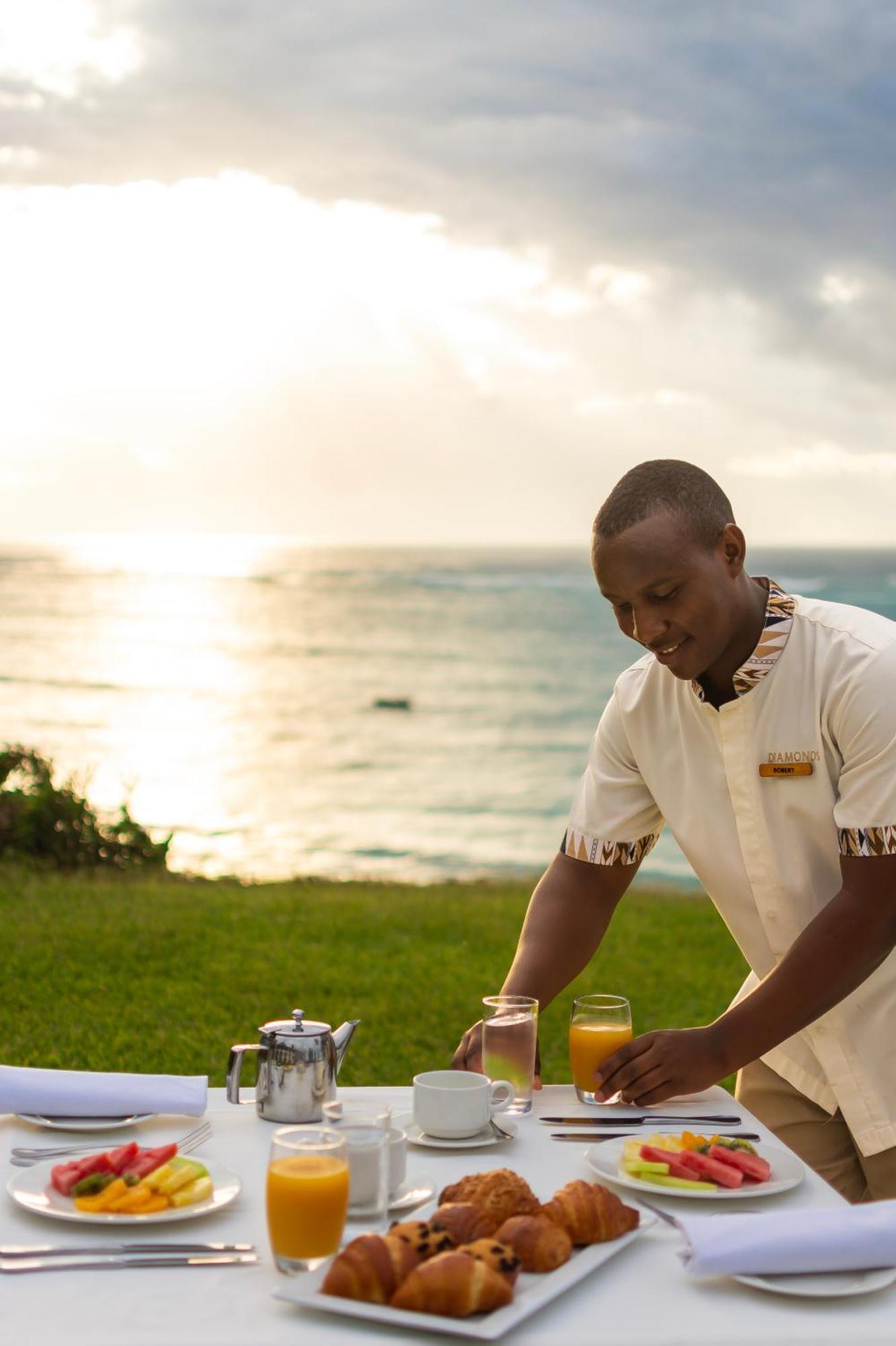Diamonds Leisure Beach & Golf Resort Діані-Біч Екстер'єр фото A butler at work