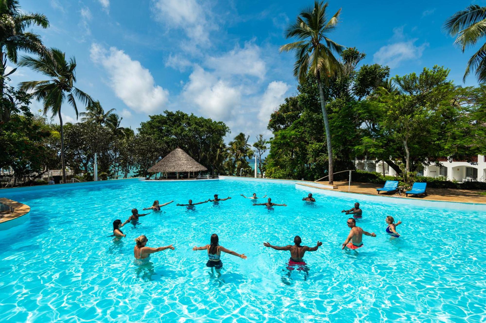 Diamonds Leisure Beach & Golf Resort Діані-Біч Екстер'єр фото The pool at the Nyali Beach Resort