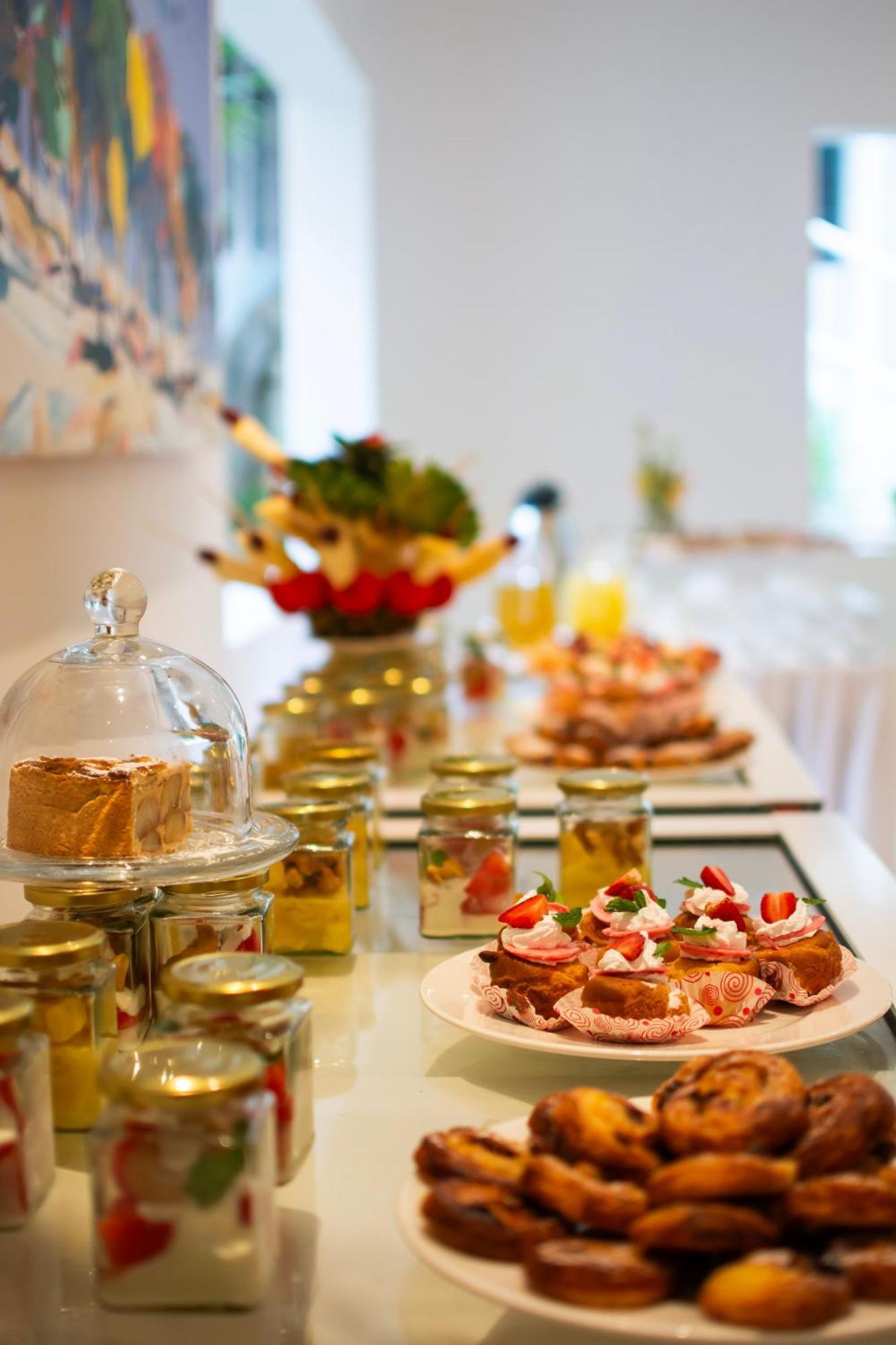Diamonds Leisure Beach & Golf Resort Діані-Біч Екстер'єр фото A buffet at a hotel
